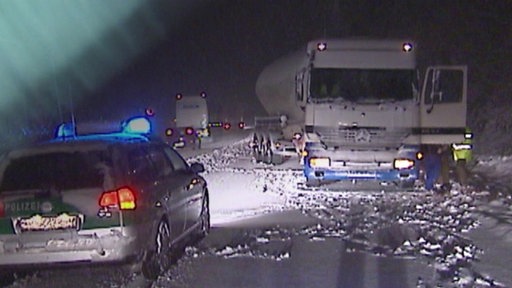 Eine LKW ist im Schnee liegen geblieben 