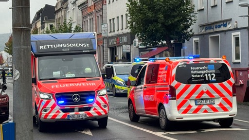 Das Bild zeigt Einsatzfahrzeuge am Tatort.