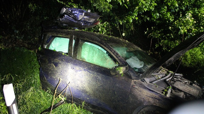 Autounfall: Auto liegt beschädigt im Graben