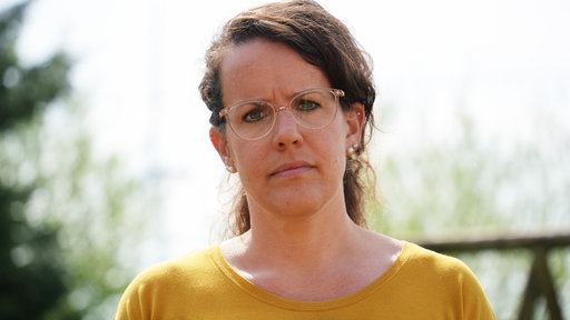 Jana Holz auf ihrem Grundstück nahe des Windrades