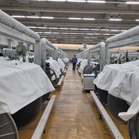 Eine Lagerhalle mit abgedeckten Maschinen