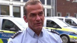 Mann in Polizeiuniform