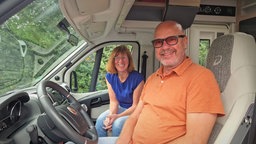 Zwei Camper sitzen in ihrem Wohnmobil
