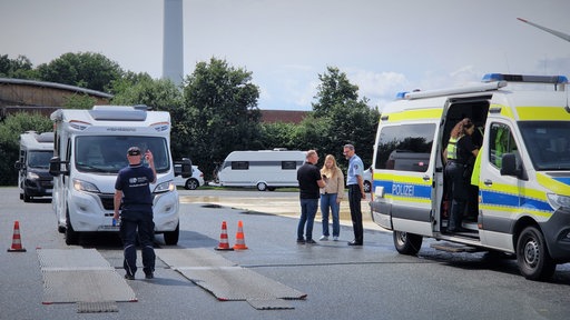 Ein Wohnmobil fährt auf eine von der Polizei gestellte Waage