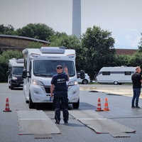 Ein Wohnmobil fährt auf eine von der Polizei gestellte Waage