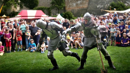 Schwertkämpfer vor der Sparrenburg