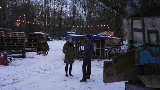 Sandra Sonntag und Sozialarbeiter Leonard Diekmann auf dem Gelände des Abenteuerspielplatzes
