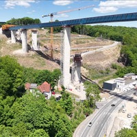 eine Brücke über einem Tal