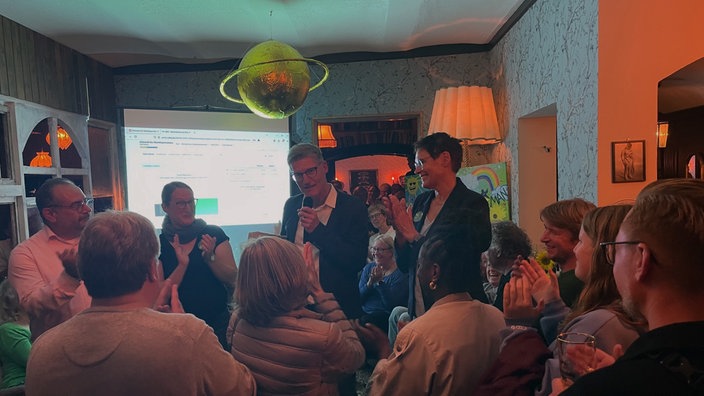 Tilman Fuchs (Grüne) feiert den Wahlsieg mit seinen Unterstützern 