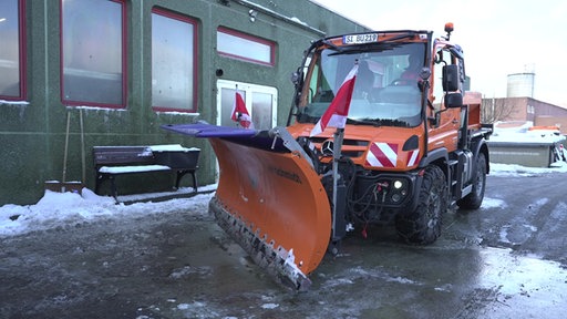 Winterdienst der Gemeinde Burbach: Räumfahrzeug auf der Straße