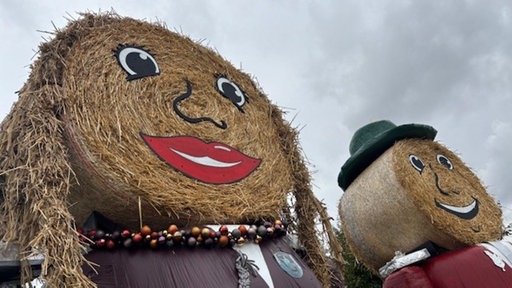 zwei Figuren aus Strohballen