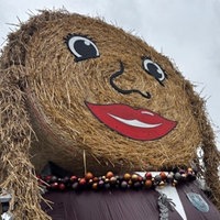 zwei Figuren aus Strohballen