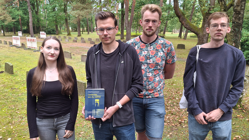 Studenten der Uni Bielefeld präsentieren ihr Buch