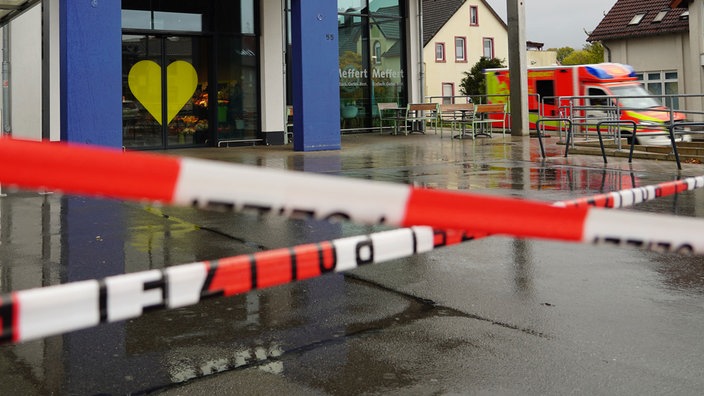 Absperrband hängt vor dem Supermarkt in Lemgo, in dem die Tat passierte.