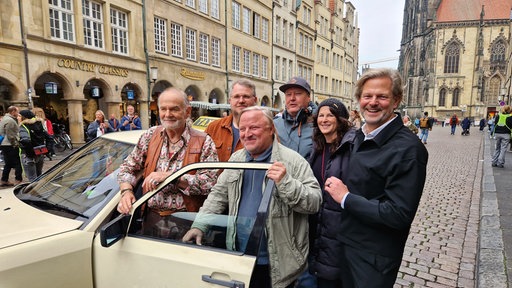 Darsteller, Regisseur, Redakteurin und Produzent des Münster-Tatorts stehen am Prinzipalmarkt