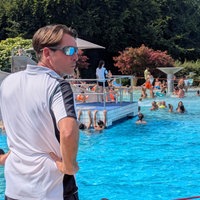 Ein Schwimmmeister überblickt ein Becken im Freibad Verl.