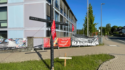 Plakate und Kreuze als Mahnmal vor dem Thyssenkrupp-Werk in Eichen