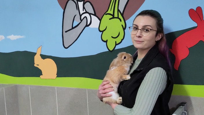 Ayleen Austmann, Leiterin des Tierheims Minden, hält ein Kaninchen