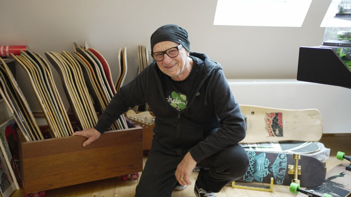 Titus Dittmann mit Skateboard Sammlung