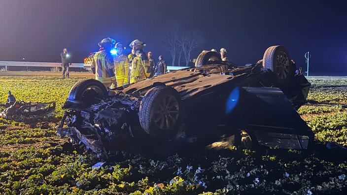 Feuerwehr in Anröchte vor dem Unfallwagen