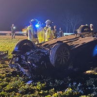 Feuerwehr in Anröchte vor dem Unfallwagen