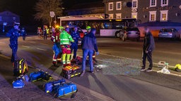 Rettungskräfte und Polizei nachts an der Unfallstelle