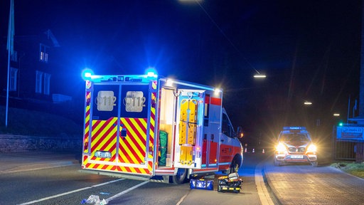Ein Rettungswagen nachts an einer Unfallstelle
