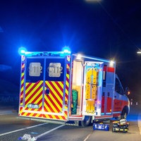 Ein Rettungswagen nachts an einer Unfallstelle