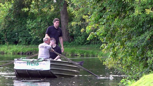 Männer auf der suche nach weiteren verendeten Fischen