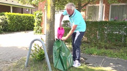 Mann giesst in den Sack