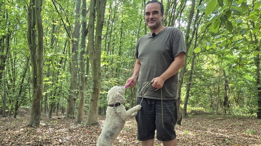 Mann mit Hund im Wald