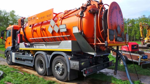 Ein Pumpfahrzeug steht in der Nähe der Austrittstelle