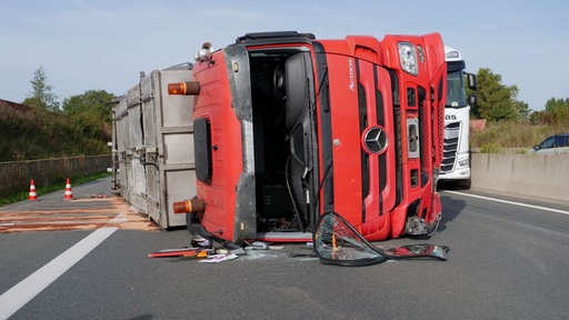 Frontalansicht des umgekippten Lkws auf der A33.