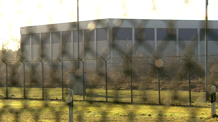 Ein abgezäuntes Gebäude, dass von der Sonne angetrahlt wird.