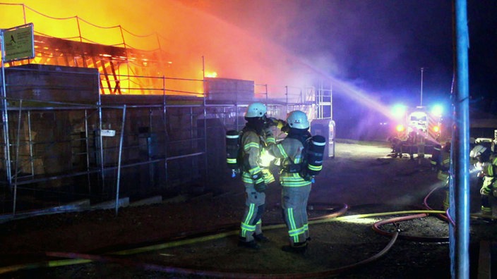Feuerwehrmänner vor dem Brand in einer Kita 