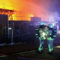 Feuerwehrmänner vor dem Brand in einer Kita 