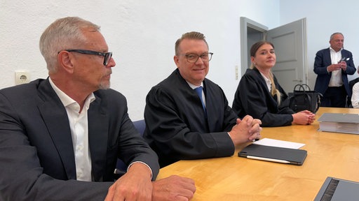 Carl Clemens Veltins (links) mit Anwalt und Anwältin im Landgericht Arnsberg 