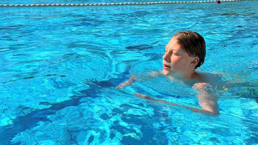 Maxim Tomilov schwimmt für sein Bronze-Abzeichen 15 Minuten lang