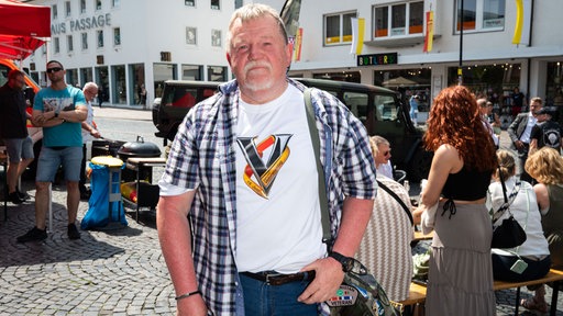 Werner Pfeil posiert beim Veteranentag in Paderborn.