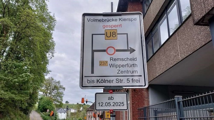 Ein Straßenschild mit möglichen Umleitungen