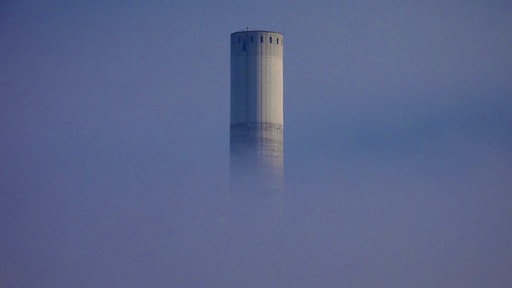 Ein Turm im Nebel