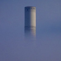 Ein Turm im Nebel