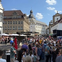 Viele Menschen in der Innenstadt beim Fest.
