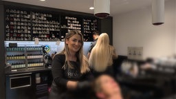 Eine Friseurin wäscht die Haare einer Kundin