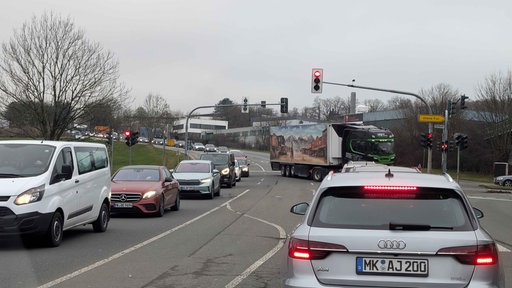 Viele Autos auf einer Kreuzung