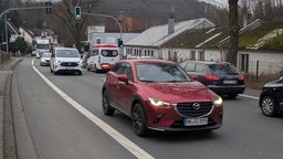 Autos an einer grünen Ampel