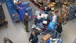 Der gespendete Kleidung wird von den freiwilligen Helfern organisiert