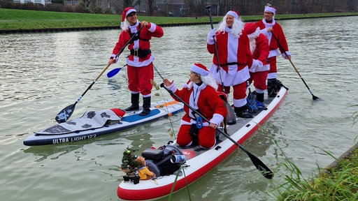 Stand-Up-Paddler in Weihnachtsmontur
