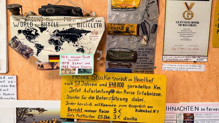 Eine Pinnwand mit Erinnerungen und Notizen