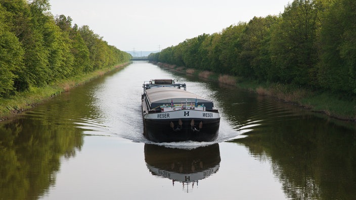 Ein Güterschiff auf der Weser, Höhe Petershagen